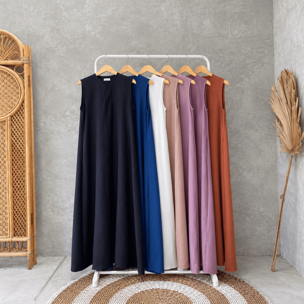 Rak Pakaian dengan Gaun Warna Netral Sumayya Inner Dress
